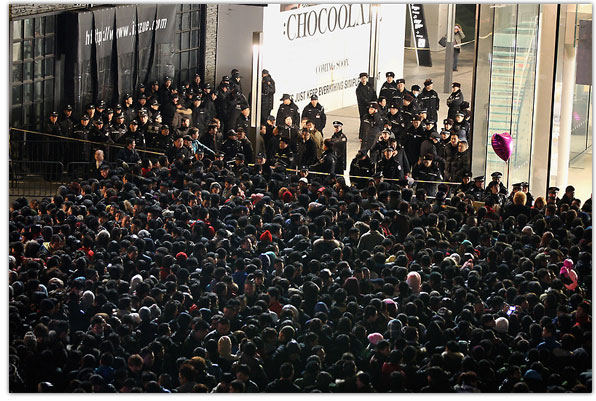 Crowds queue for the iPhone 4S in China