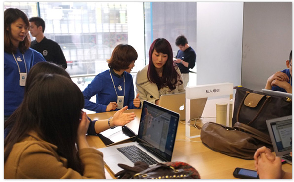 Fu Chunli at the Sanlitun Apple Store